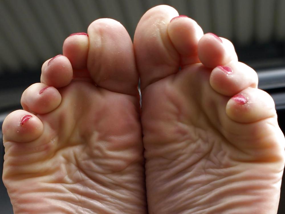 Suelas arrugadas, dedos de los pies puntiagudos, atrapa-corrientes
 #15443395