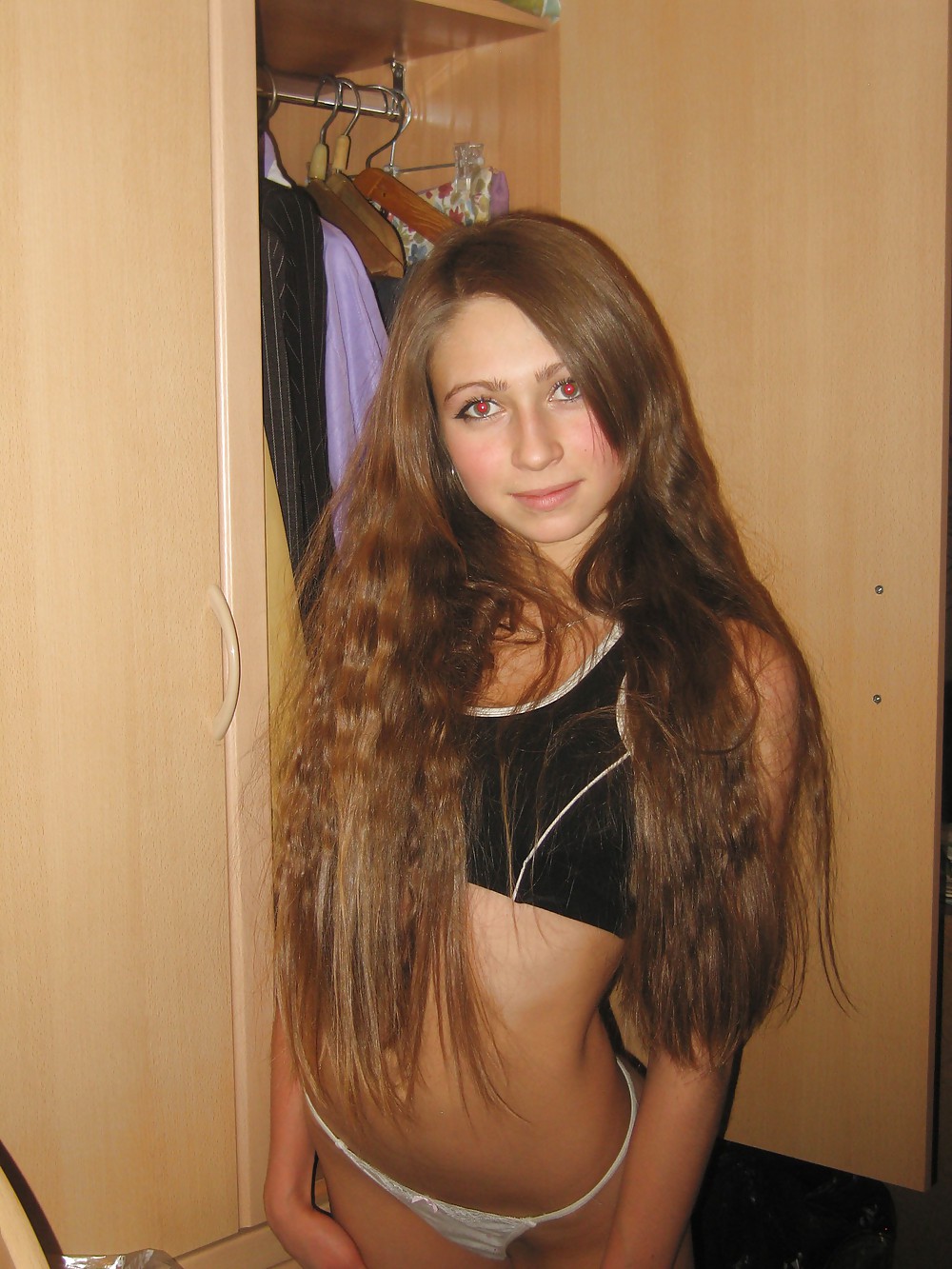 Ragazza dai capelli castani in posa
 #3744883