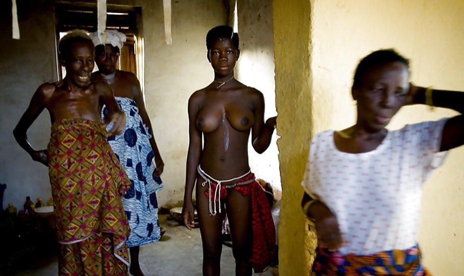 La belleza de las chicas de las tribus tradicionales de África
 #16824452