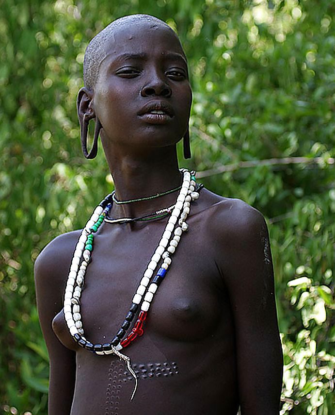 アフリカの伝統的な部族の女の子の美しさ
 #16824480