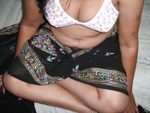 Desi Saree Aunty- Sans Visage #21923474