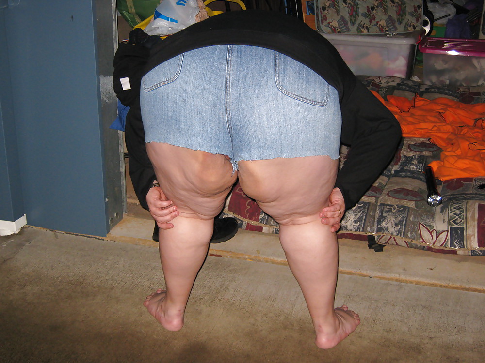 Gorda puta en jeans cortos
 #10725390