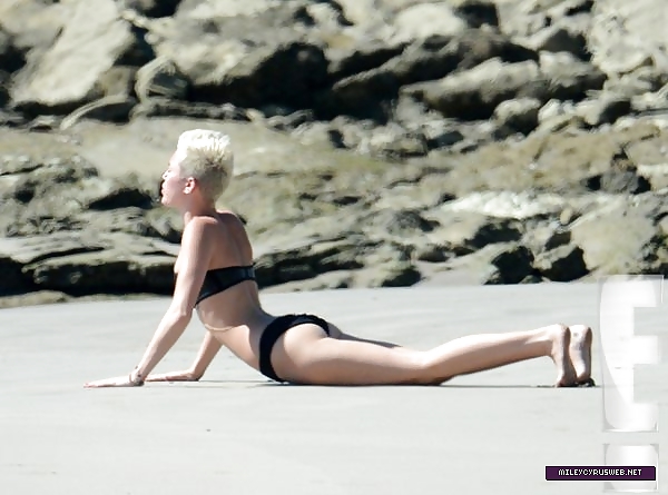 Miley cyrus yoga en la playa 
 #16208579