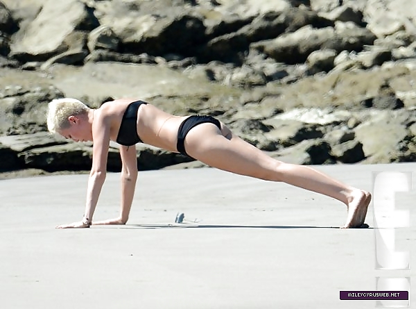 Miley cyrus yoga en la playa 
 #16208591