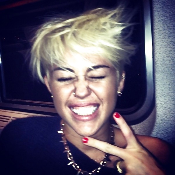 Miley cyrus
 #14942795