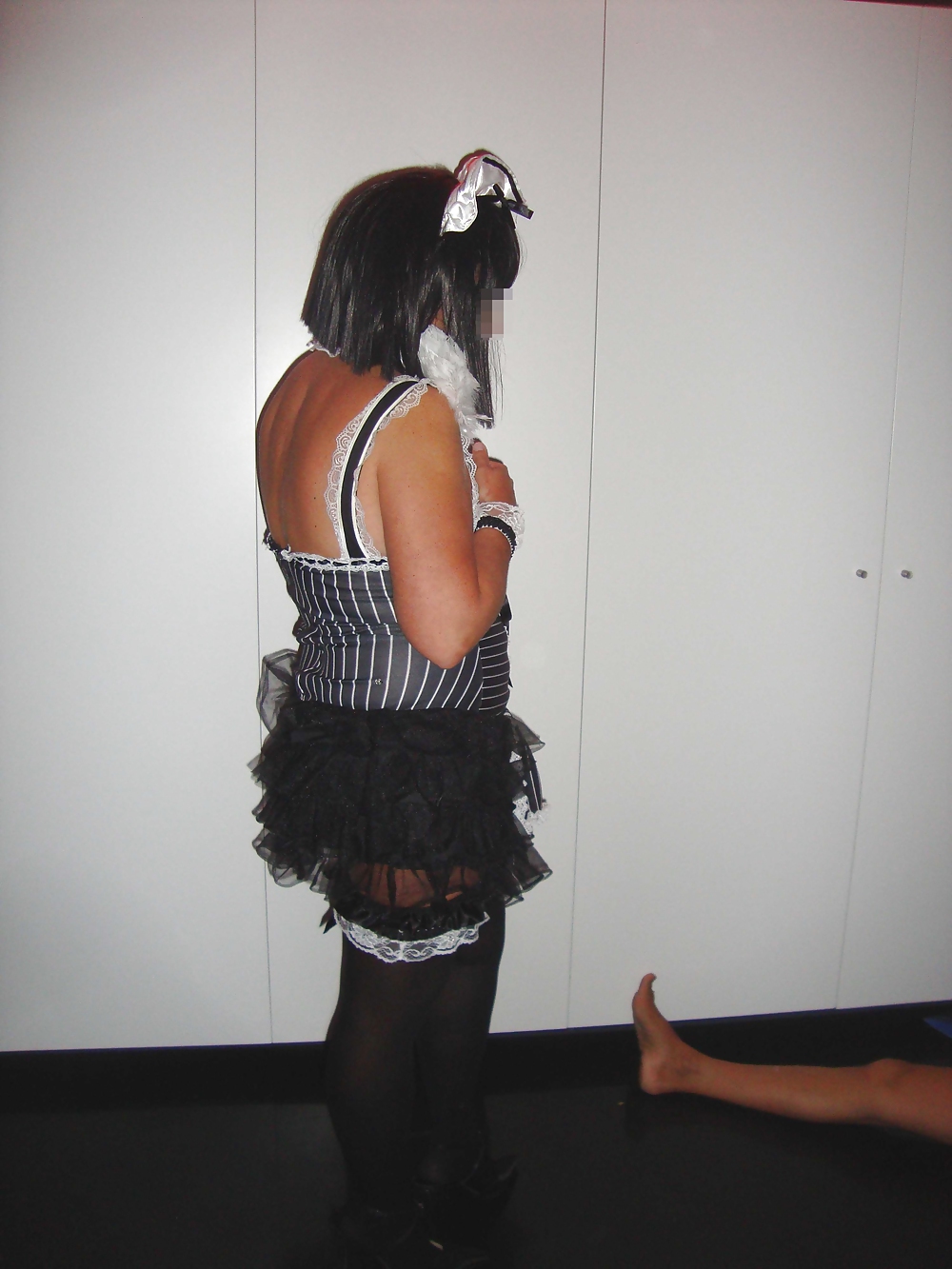 Dressed to serve men - vestida para servir maxos
 #22787018