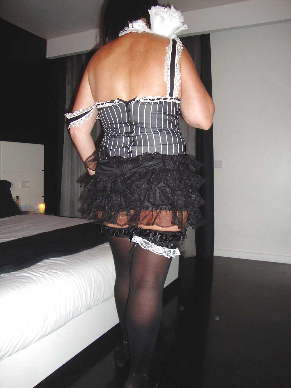 Dressed to serve men - vestida para servir maxos
 #22787030