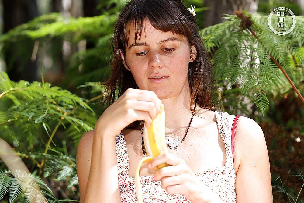 Giovane ragazza amatoriale con una grande figa pelosa
 #19303214