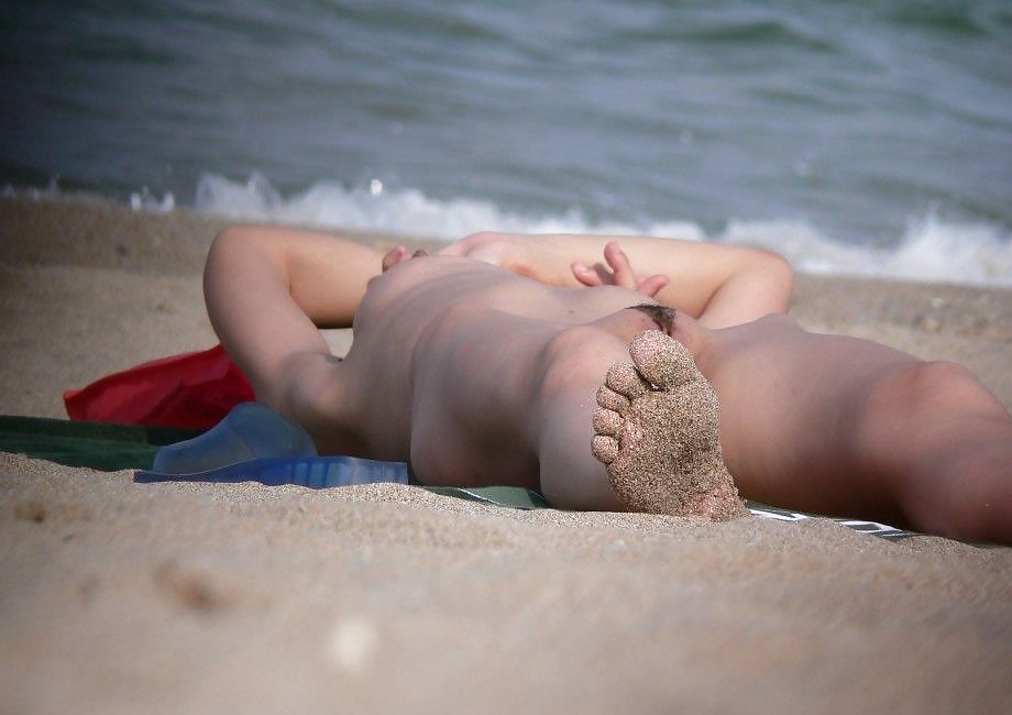Amo masturbarmi sulla spiaggia, guardando le puttane nude
 #6077916