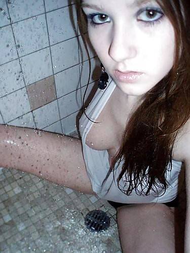 Dolce ragazza wetlook sotto la doccia con i suoi vestiti
 #18333810