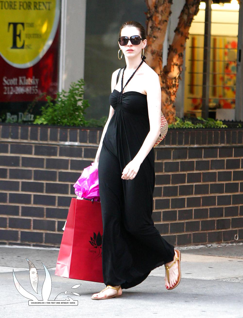 Anne hathaway - gambe e piedi
 #17818323