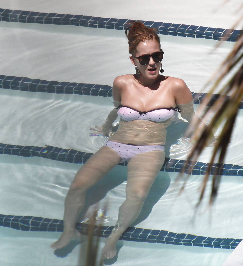 Katy perry ビキニを着てマイアミのプールで撮影
 #4316762