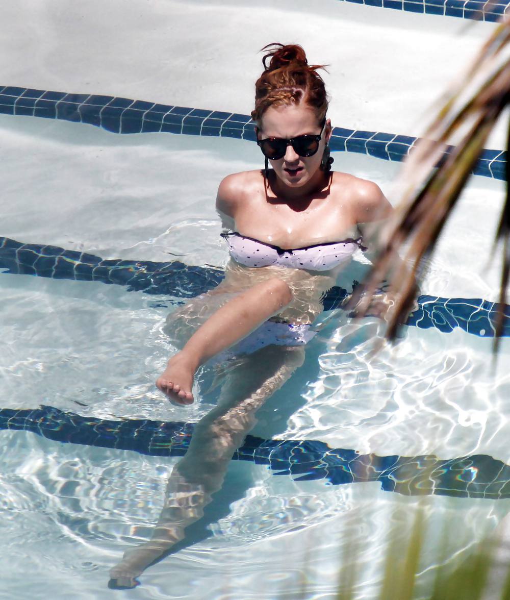 Katy perry ビキニを着てマイアミのプールで撮影
 #4316771