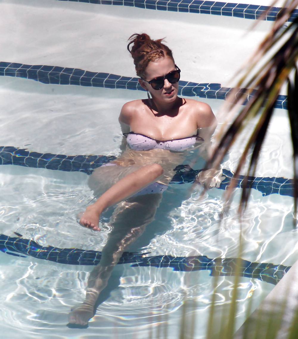 Katy perry ビキニを着てマイアミのプールで撮影
 #4316790