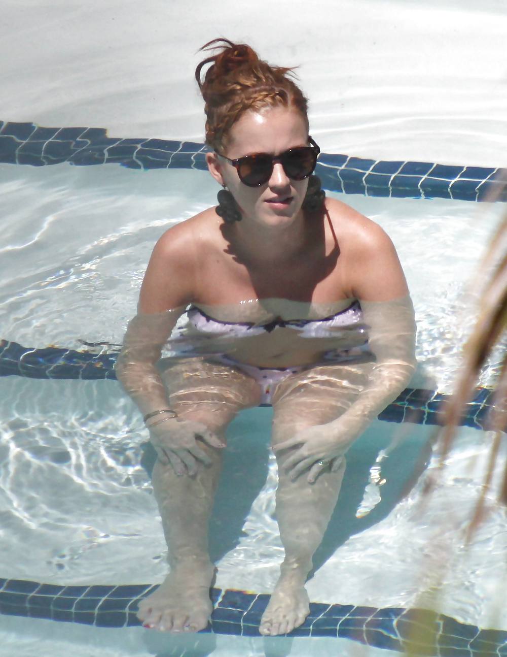 Katy perry ビキニを着てマイアミのプールで撮影
 #4316818