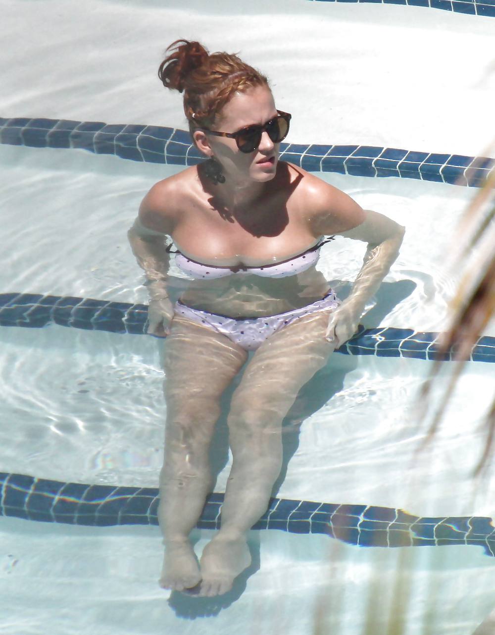 Katy perry ビキニを着てマイアミのプールで撮影
 #4316828