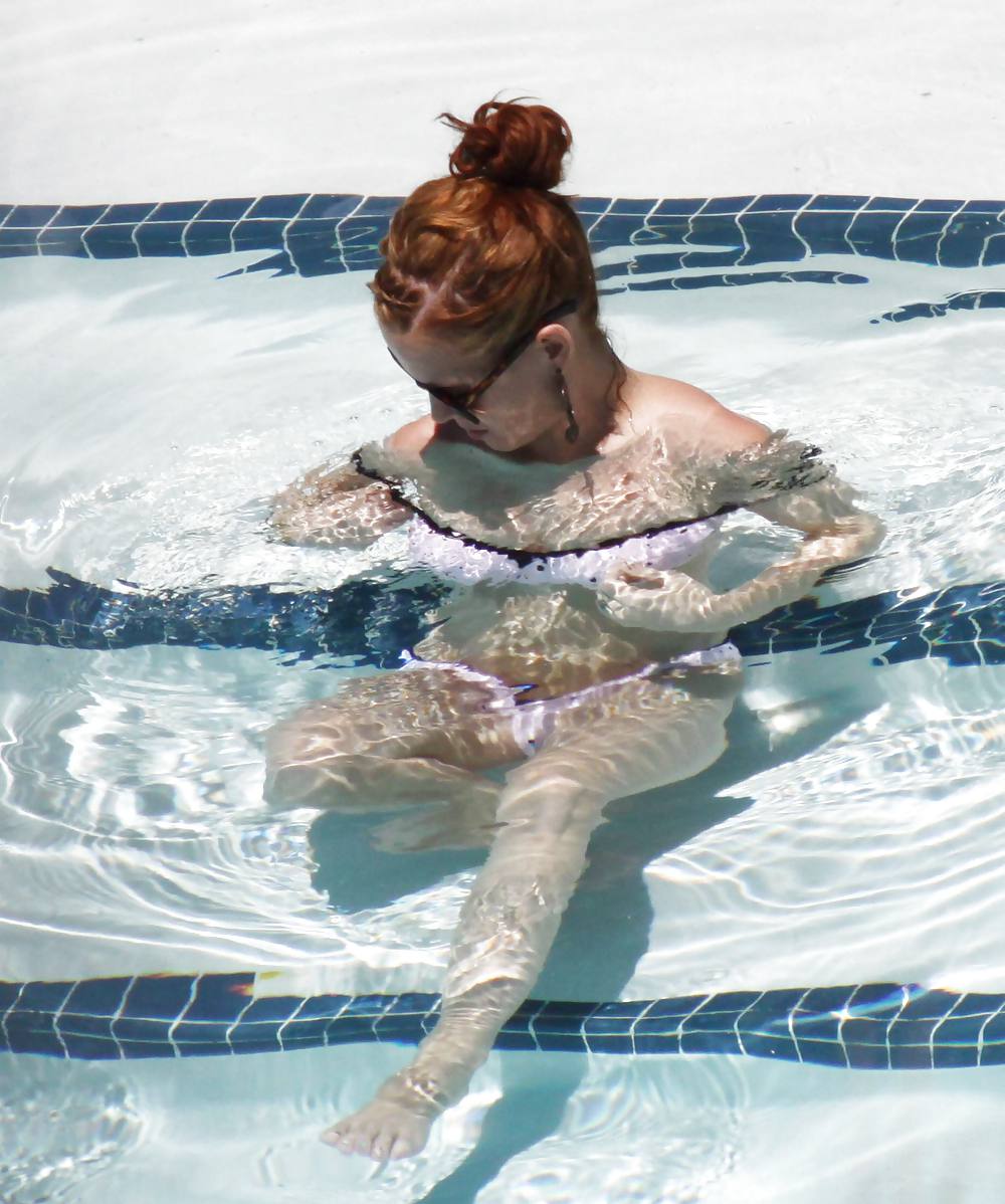 Katy perry ビキニを着てマイアミのプールで撮影
 #4316880