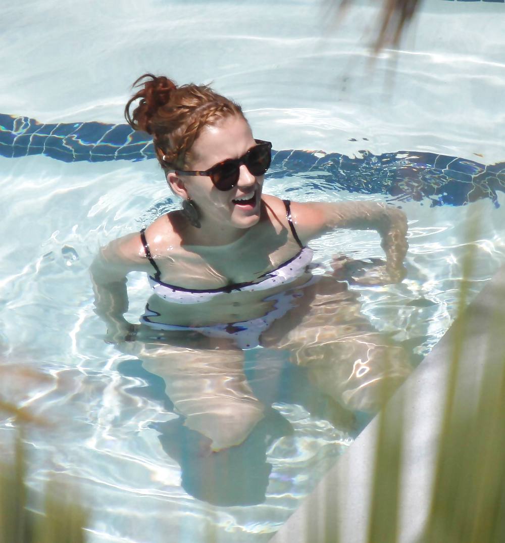 Katy perry ビキニを着てマイアミのプールで撮影
 #4316891