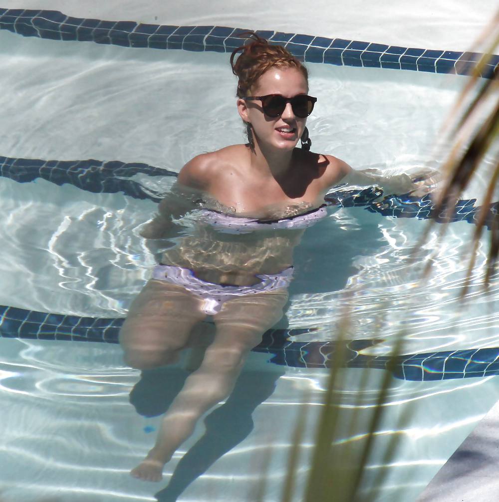 Katy perry ビキニを着てマイアミのプールで撮影
 #4316918