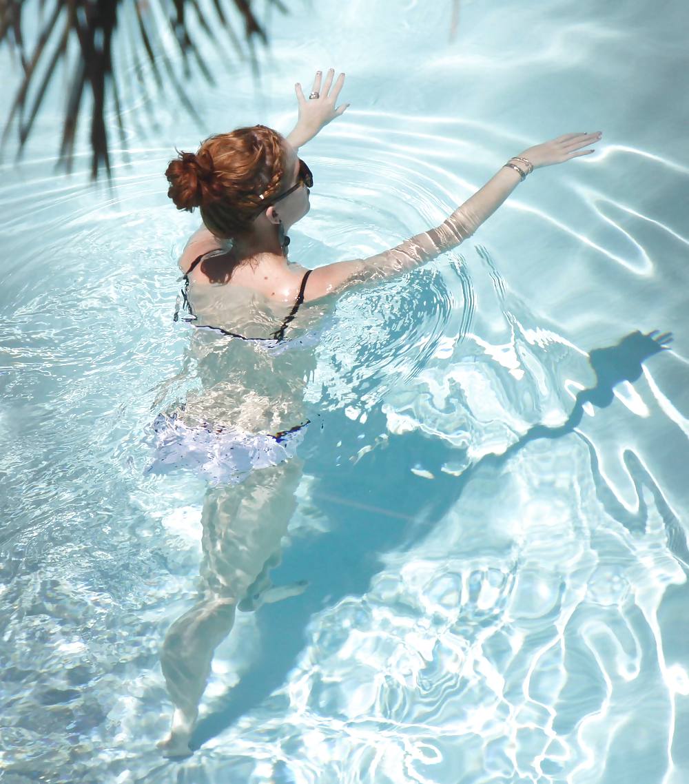 Katy perry ビキニを着てマイアミのプールで撮影
 #4316984