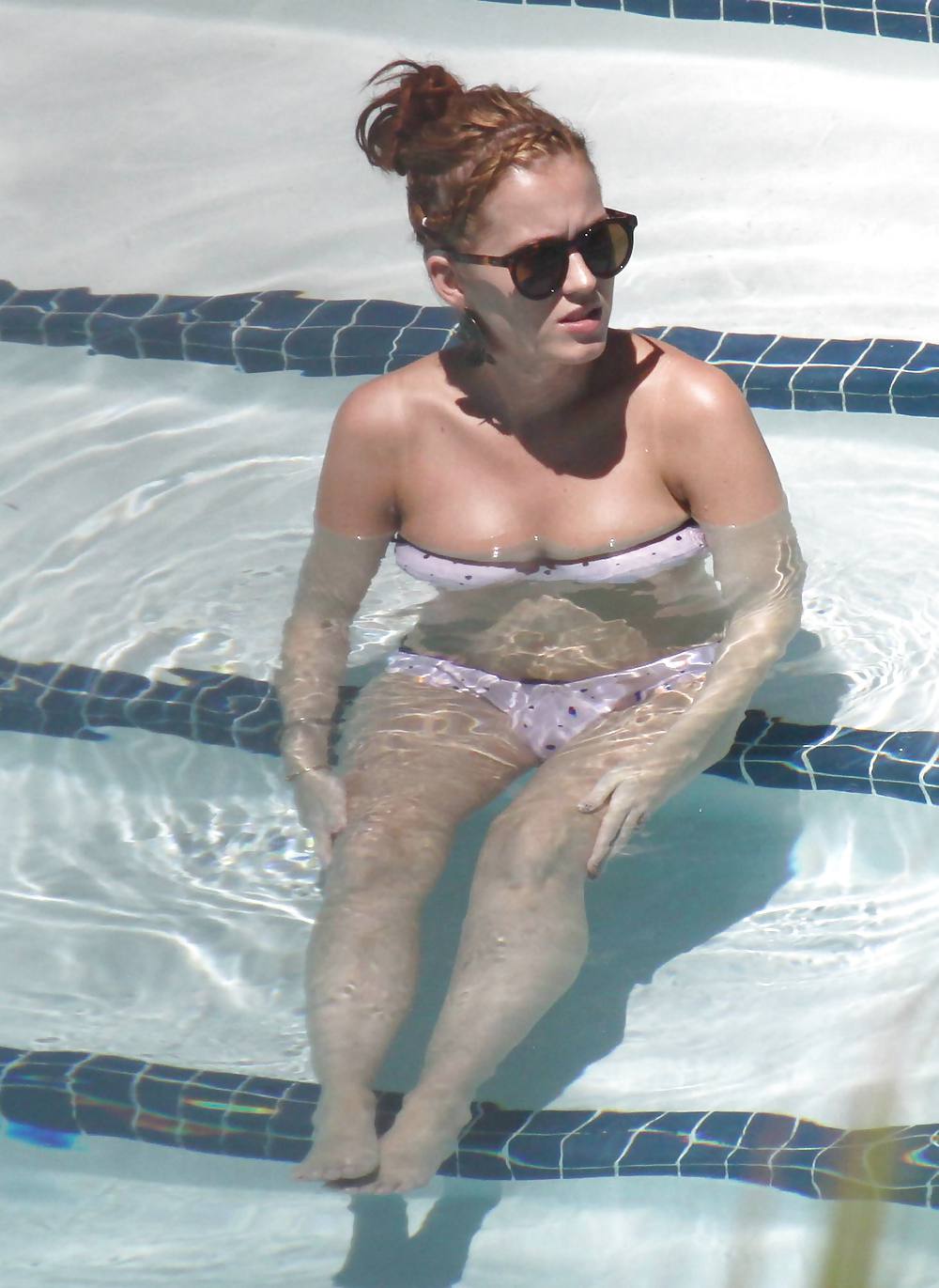 Katy perry ビキニを着てマイアミのプールで撮影
 #4317011
