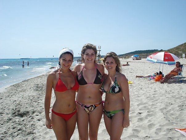 Belle ragazze sulla spiaggia
 #11956648