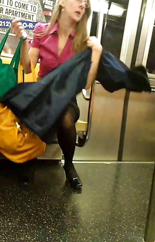 New York Subway Mädchen Beine Und Strümpfe #19845403