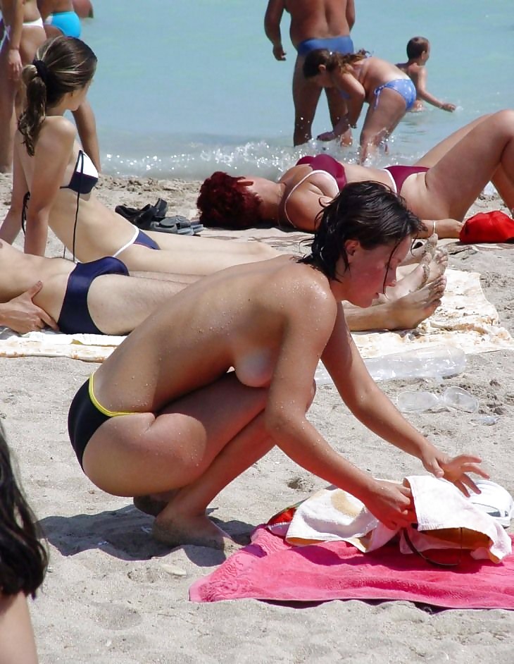 Ragazze in topless sulla spiaggia
 #12042134