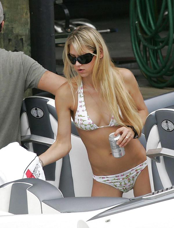 Top 50 Sexiest Celeb Bikini Bodies of 2010 #3738639