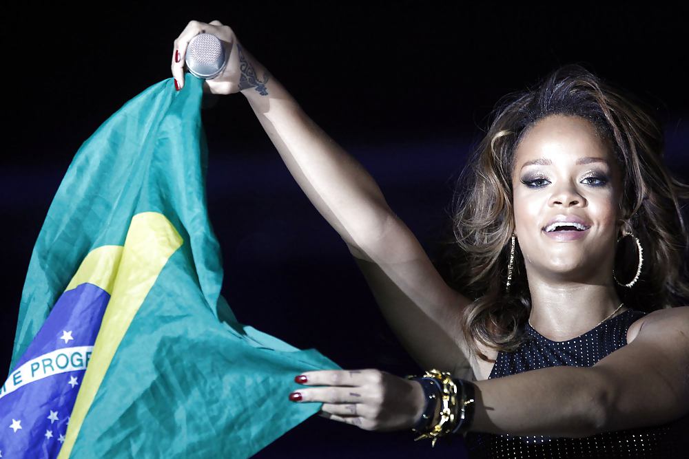 リアーナがブラジルのニルソン・ネルソン・アリーナで演奏しているところ
 #5610257