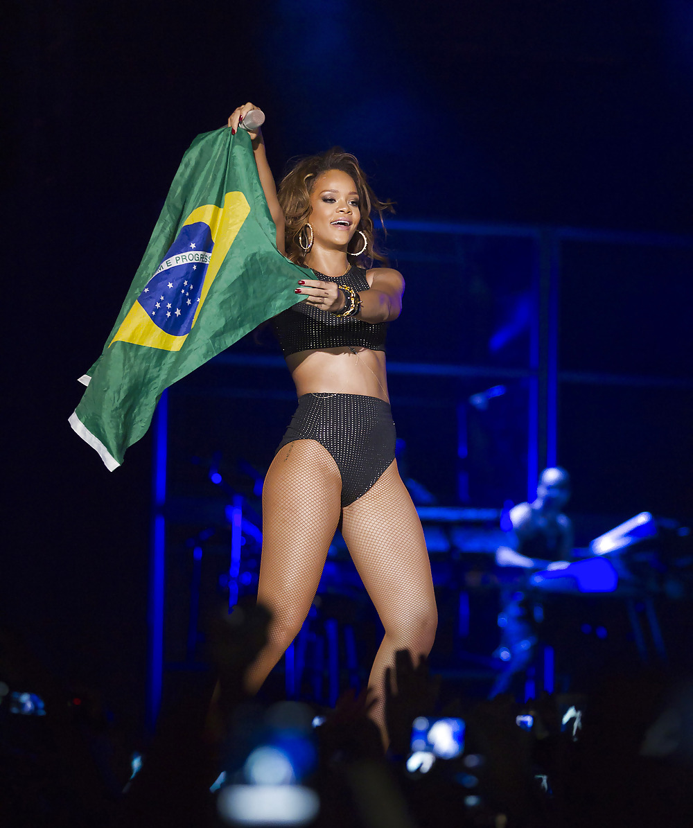 Rihanna actuando en el nilson nelson arena en brasil
 #5610307