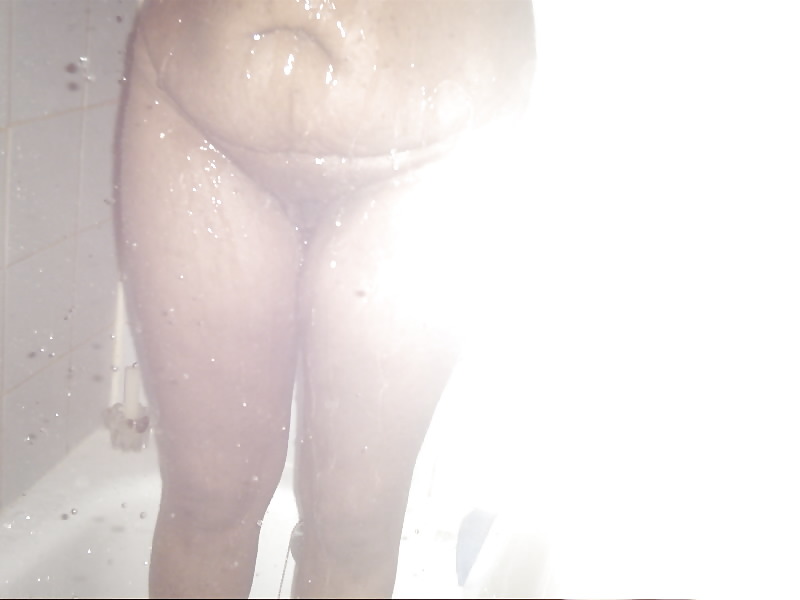 Facendo un bagno doccia e indossando tanga e mutandine
 #145460
