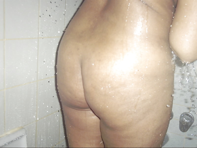 Facendo un bagno doccia e indossando tanga e mutandine
 #145589