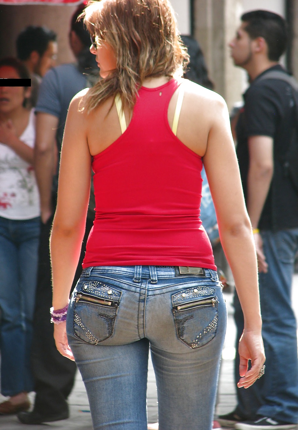 Esposa caliente con gran culo en jeans ajustados
 #20992547