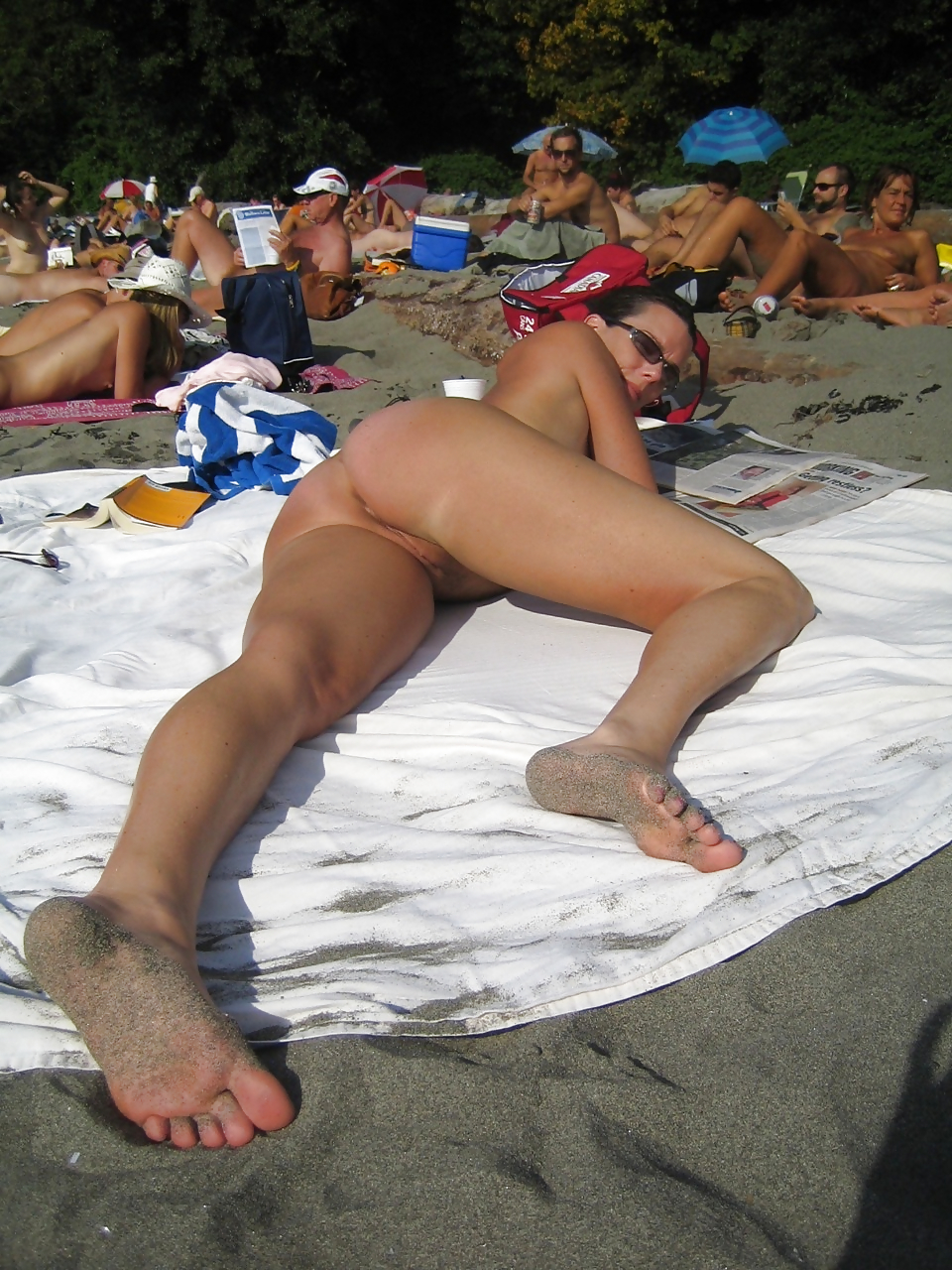 Ragazze nude sulla spiaggia 4
 #8364870