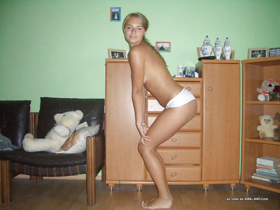 Cute amateur teen posing naked #8602415