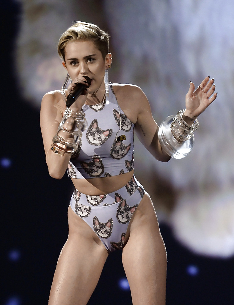 Miley Cyrus selvaggia, adoro gli abiti.
 #22694340