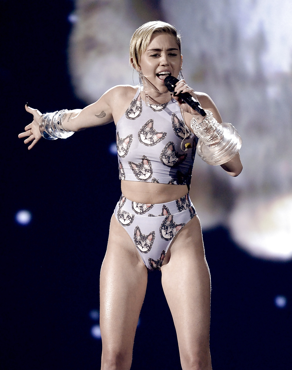 Miley Cyrus selvaggia, adoro gli abiti.
 #22694461