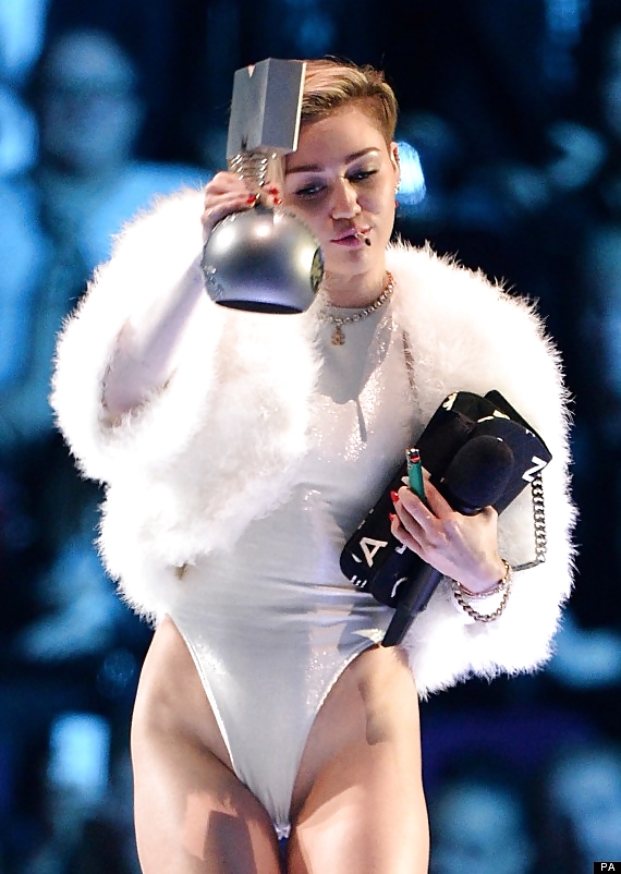 Miley Cyrus selvaggia, adoro gli abiti.
 #22694491