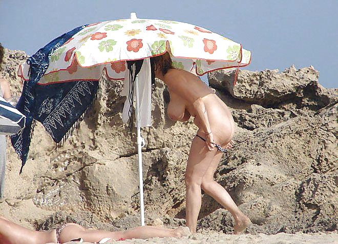 Desnudo en la playa
 #11543262