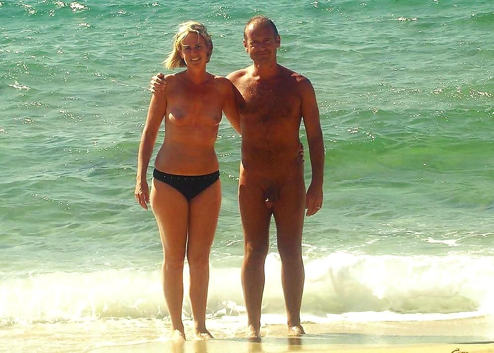 Desnudo en la playa
 #11543688