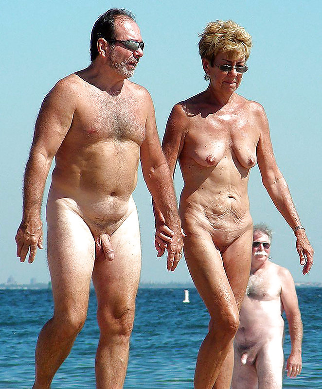 Desnudo en la playa
 #11543771