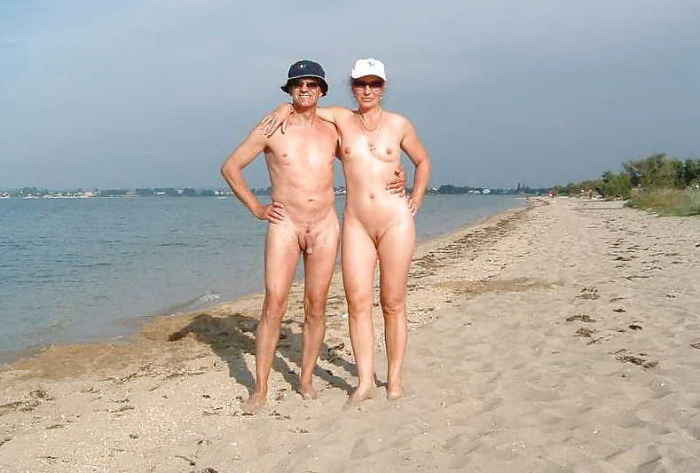 Desnudo en la playa
 #11543950