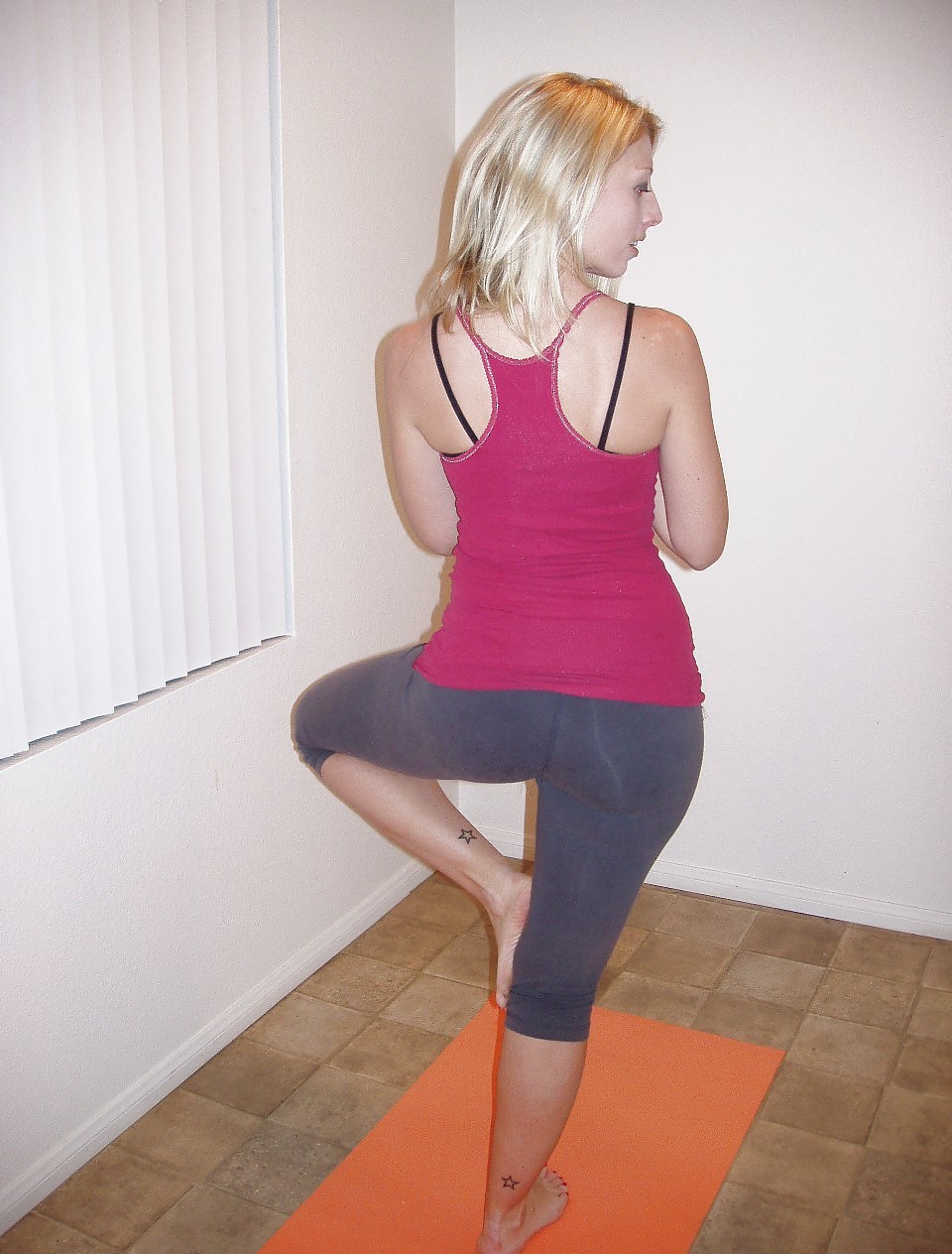 Blondi beim yoga
 #12733979