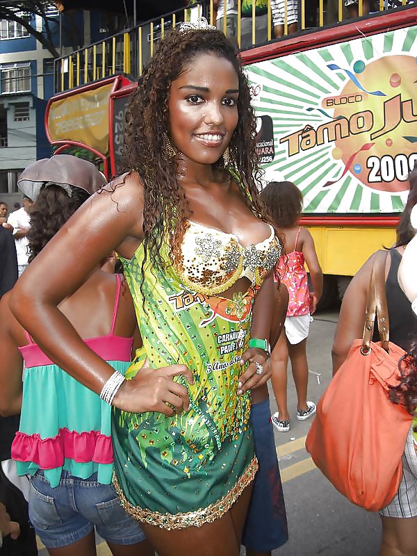ブラジルのカーニバルのセクシーな女性
 #22139135