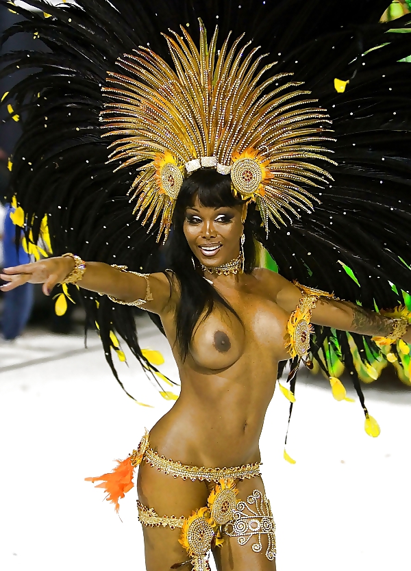 ブラジルのカーニバルのセクシーな女性
 #22139179