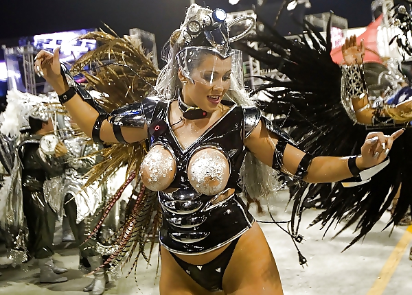 ブラジルのカーニバルのセクシーな女性
 #22139206