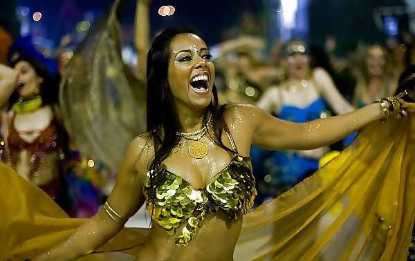 ブラジルのカーニバルのセクシーな女性
 #22139213