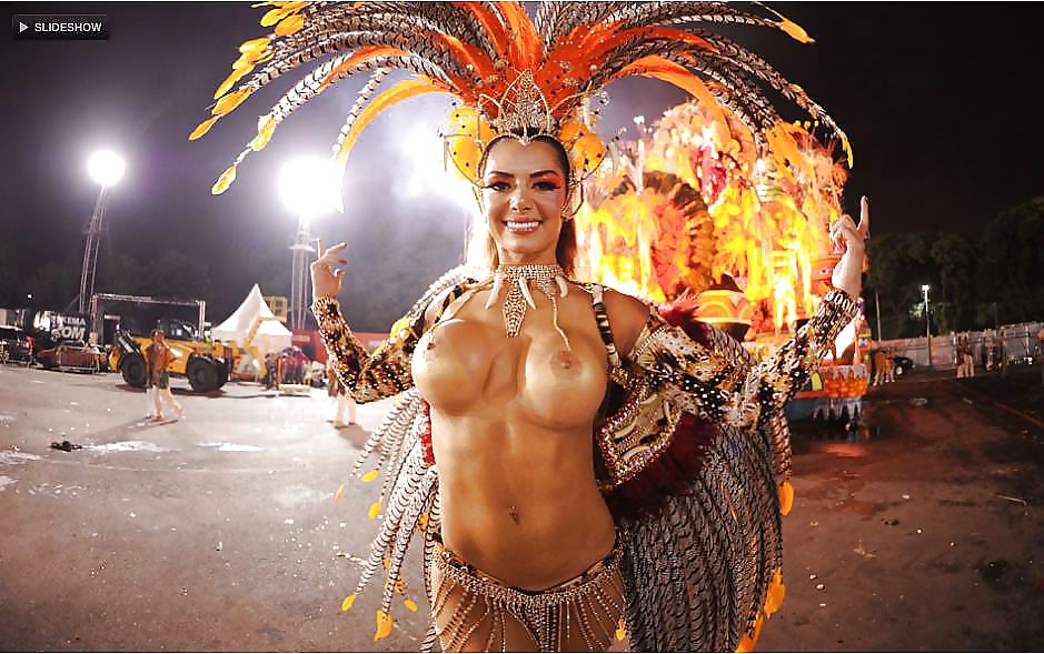 ブラジルのカーニバルのセクシーな女性
 #22139241
