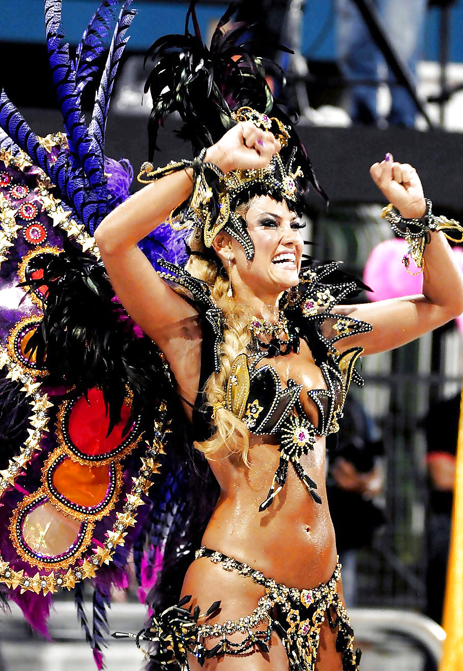 ブラジルのカーニバルのセクシーな女性
 #22139263